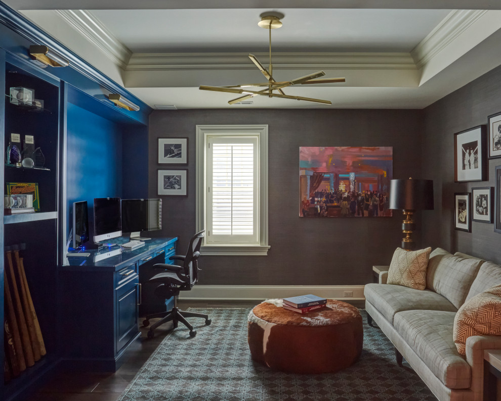 シカゴにあるお手頃価格の中くらいなトラディショナルスタイルのおしゃれな書斎 (茶色い壁、濃色無垢フローリング、暖炉なし、造り付け机、茶色い床、折り上げ天井、壁紙) の写真