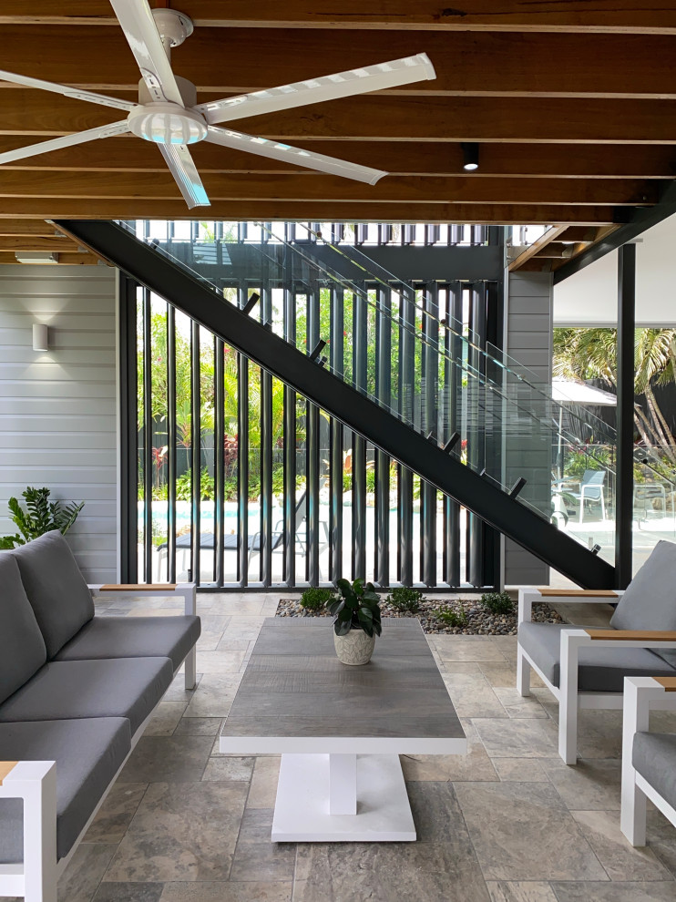 Großer Moderner Patio hinter dem Haus mit Natursteinplatten in Brisbane