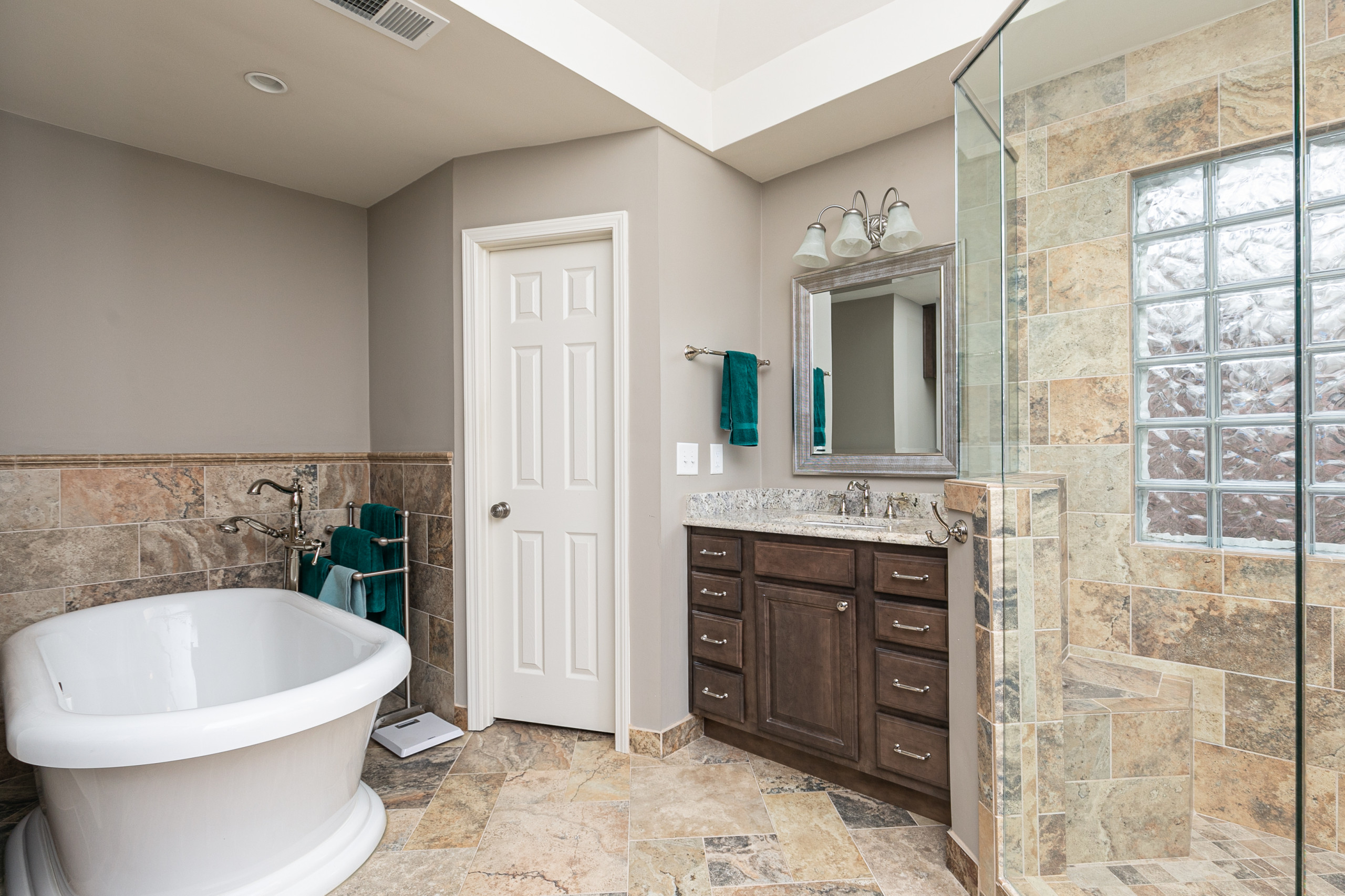Freestanding Tub/Faucet & Vanity