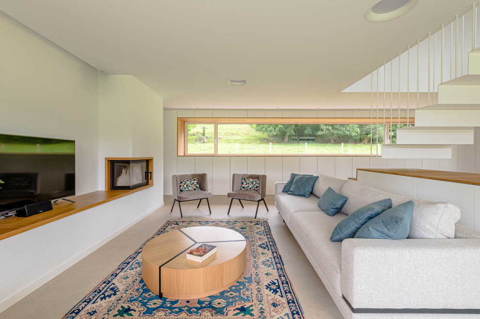 Идея дизайна: открытая гостиная комната в современном стиле с белыми стенами, полом из керамической плитки, угловым камином, фасадом камина из дерева, бежевым полом и ковром на полу