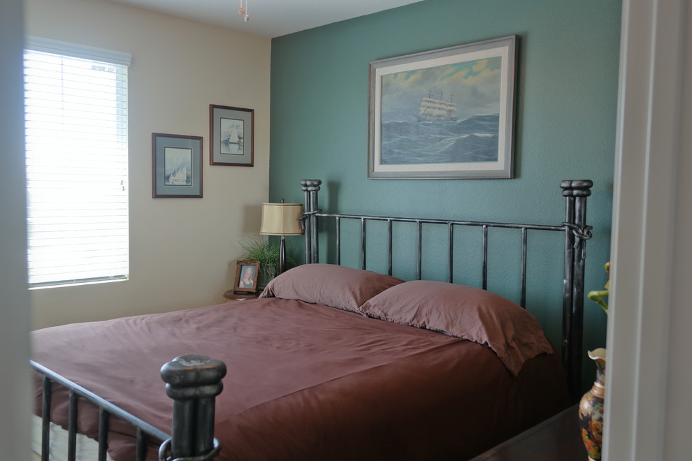 Example of an eclectic home design design in Phoenix