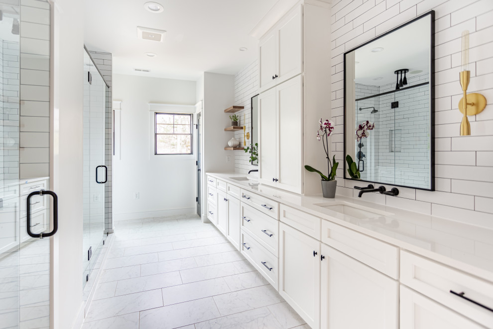 Exempel på ett stort lantligt vit vitt en-suite badrum, med skåp i shakerstil, vita skåp, en dusch i en alkov, en toalettstol med hel cisternkåpa, vit kakel, keramikplattor, vita väggar, marmorgolv, ett undermonterad handfat, bänkskiva i kvarts, vitt golv och dusch med gångjärnsdörr