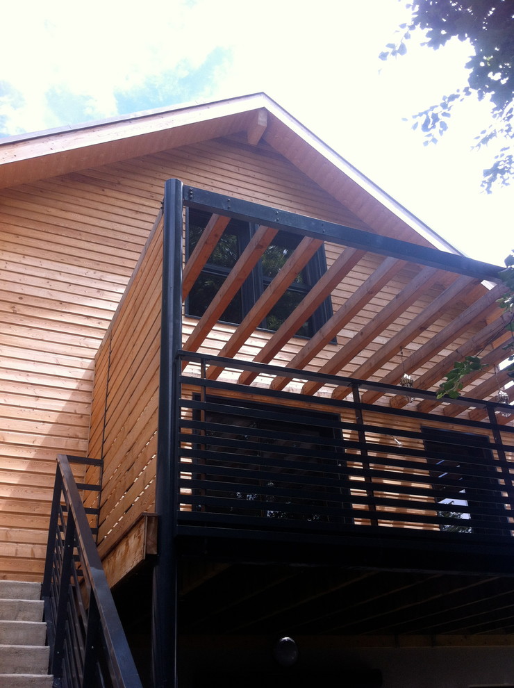 Inspiration pour une terrasse chalet avec une pergola.
