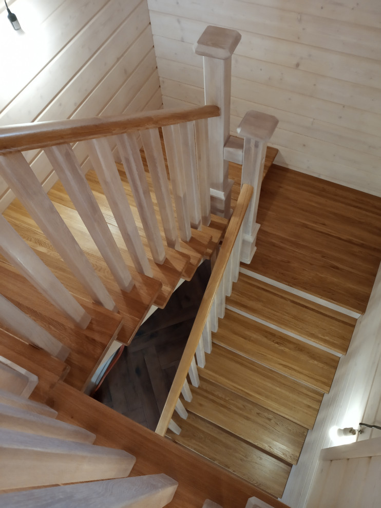 Лестница двухмаршевая из лиственницы с выдвижными ящиками