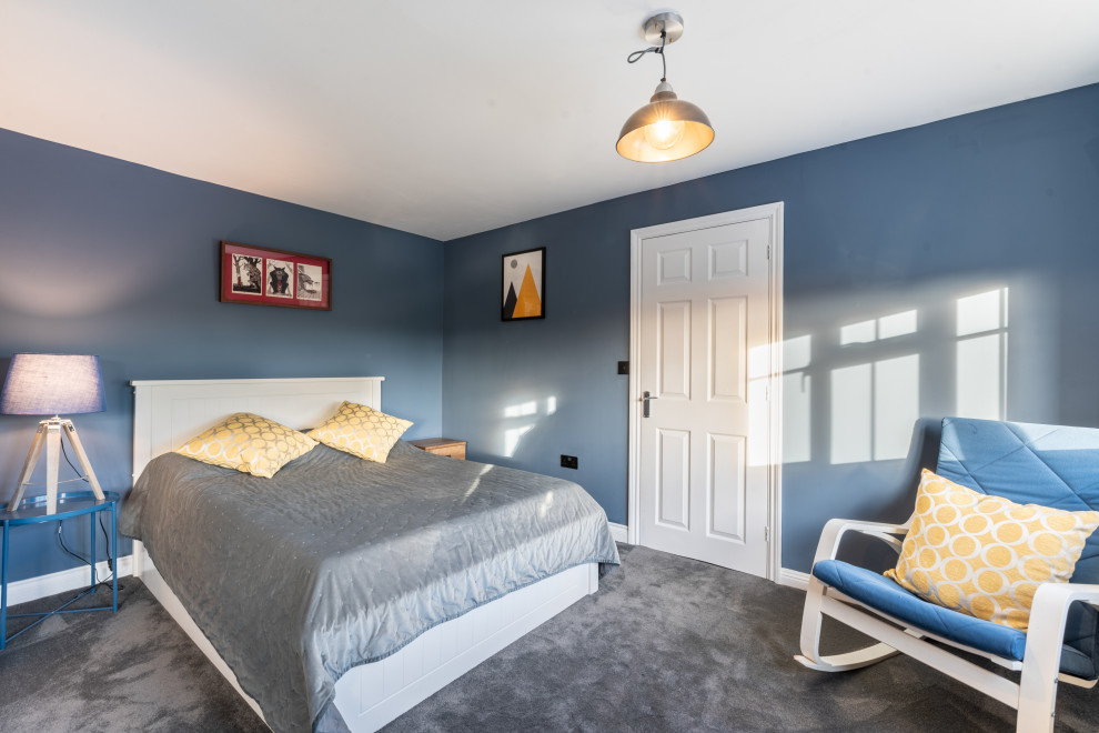Aménagement d'une chambre grise et jaune contemporaine de taille moyenne avec un mur bleu et un sol gris.
