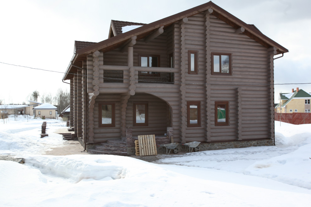 Дом из бревна .