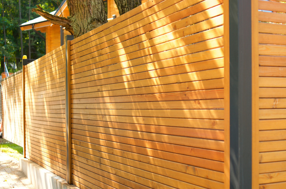 Стильный горизонтальный забор из лиственницы