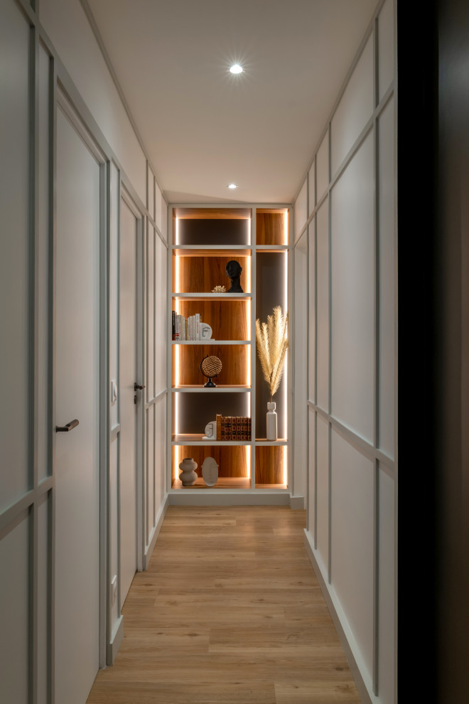 Идея дизайна: коридор среднего размера в современном стиле с белыми стенами, светлым паркетным полом, коричневым полом и панелями на стенах