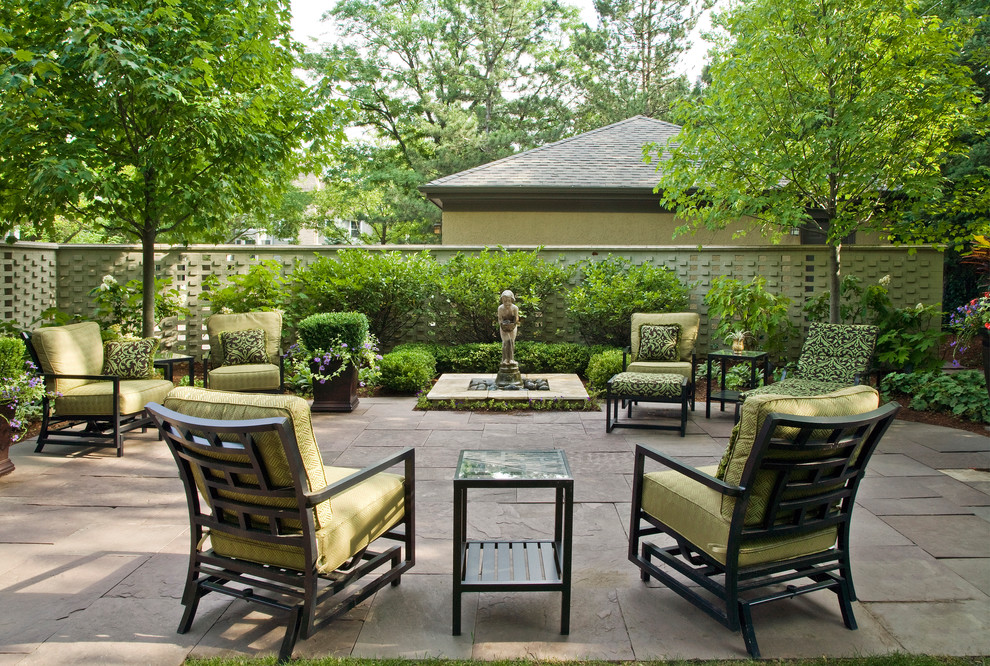 Inspiration for a mid-sized traditional patio in Chicago.