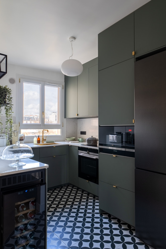 Foto på ett stort funkis grå kök, med en undermonterad diskho, grå skåp, bänkskiva i kvartsit, grått stänkskydd, integrerade vitvaror, klinkergolv i keramik och svart golv