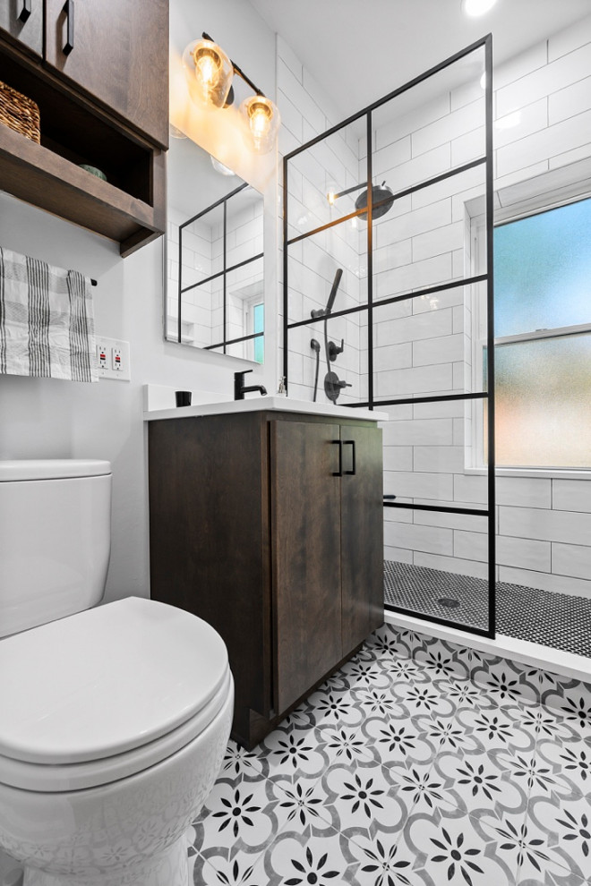 На фото: главная ванная комната среднего размера в современном стиле с плоскими фасадами, коричневыми фасадами, душем в нише, унитазом-моноблоком, черно-белой плиткой, керамической плиткой, белыми стенами, полом из керамической плитки, врезной раковиной, столешницей из искусственного кварца, разноцветным полом, душем с распашными дверями, белой столешницей, нишей, тумбой под одну раковину и напольной тумбой с