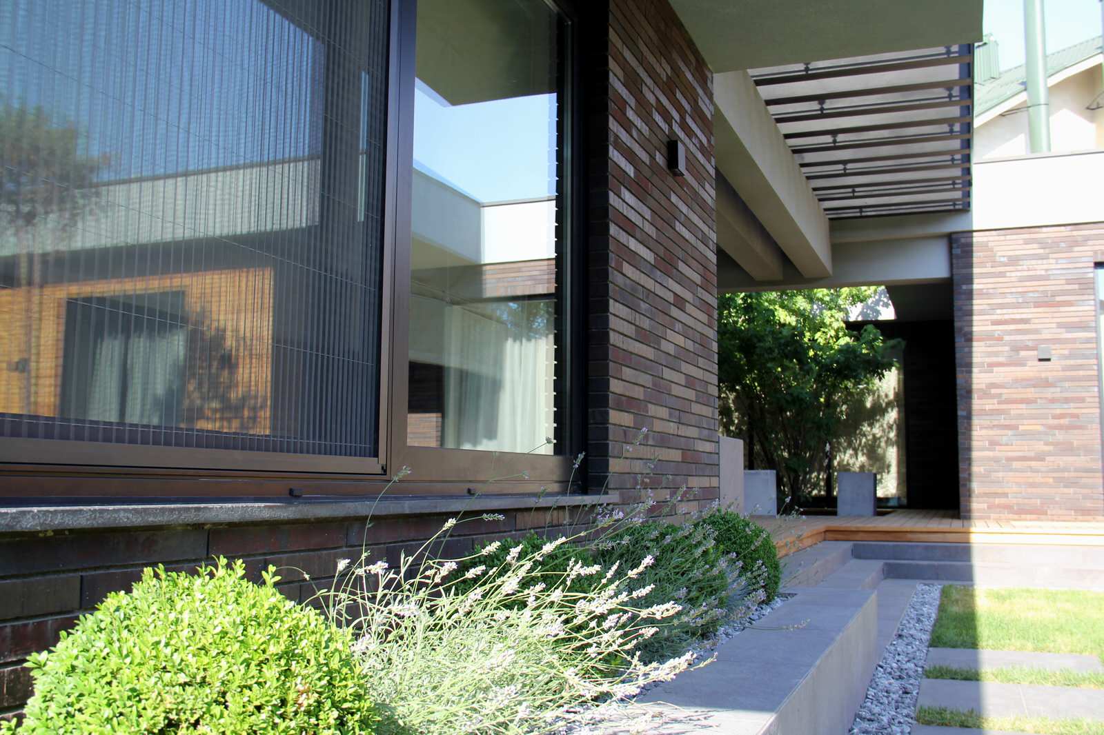 Реализованный проект частного одноэтажного дома в современном стиле