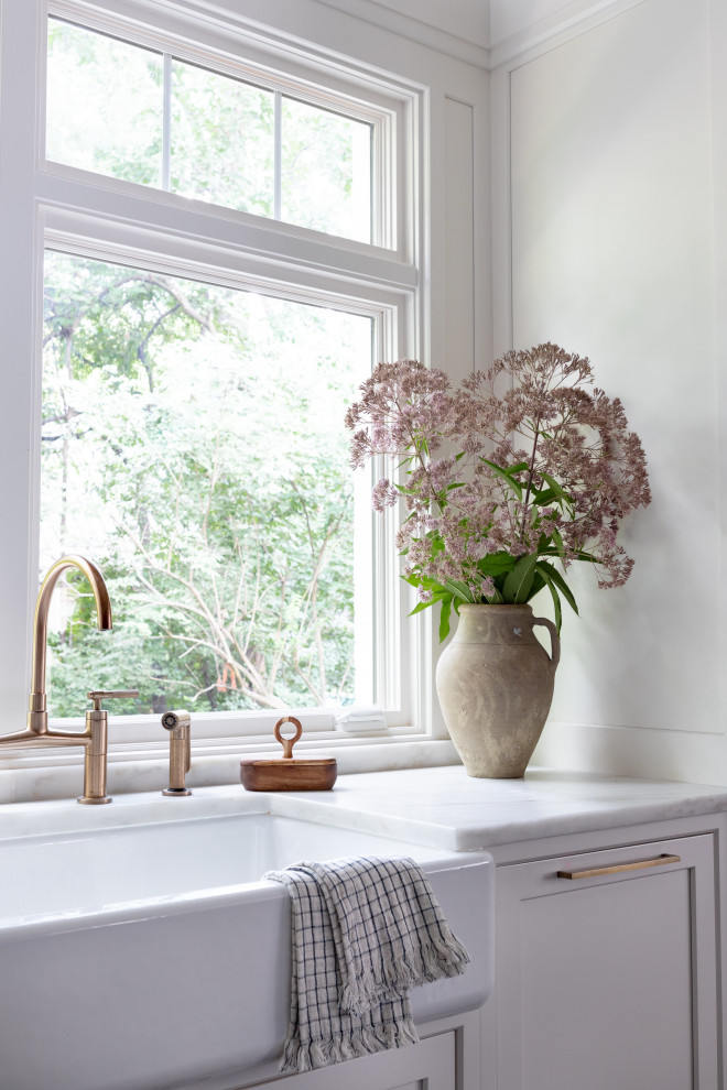Transitional home design photo in Indianapolis
