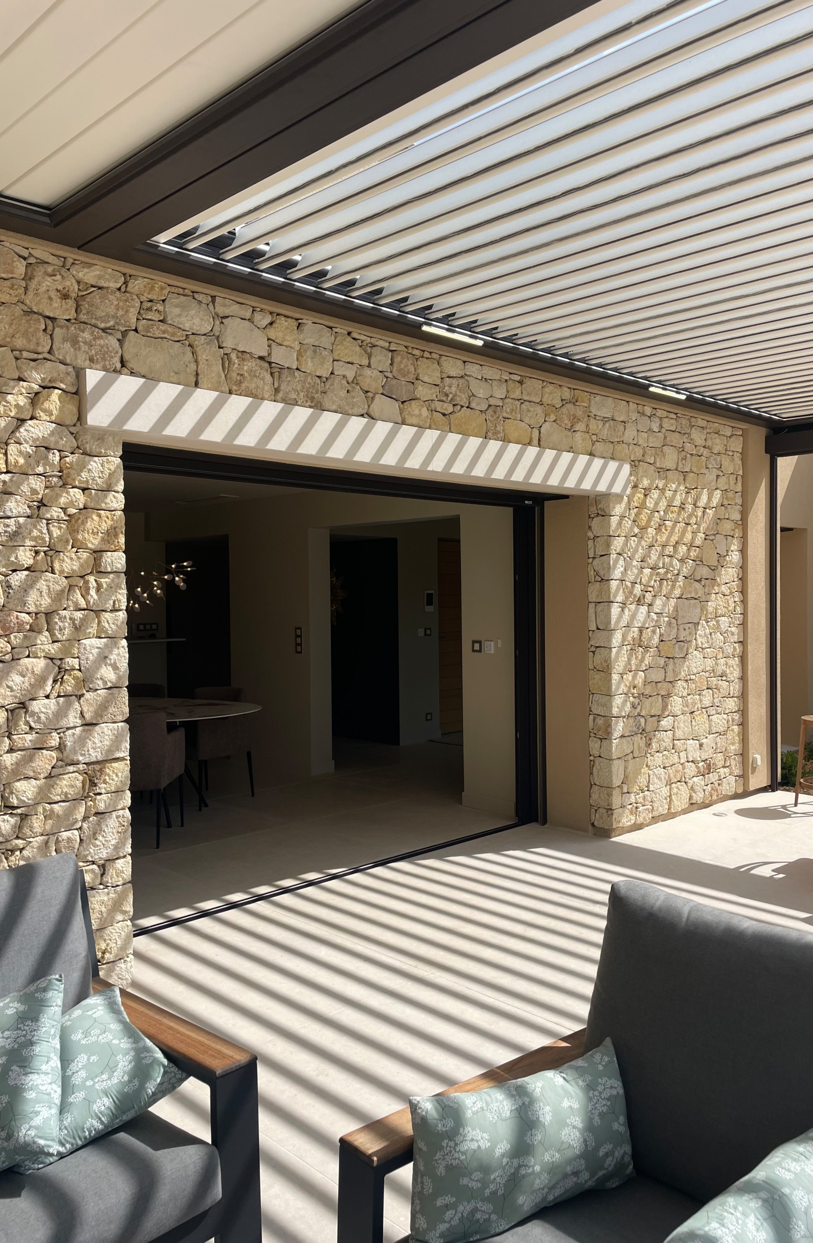 RÉNOVATION CONTEMPORAINE D'UNE VILLA DES ANNÉES 70