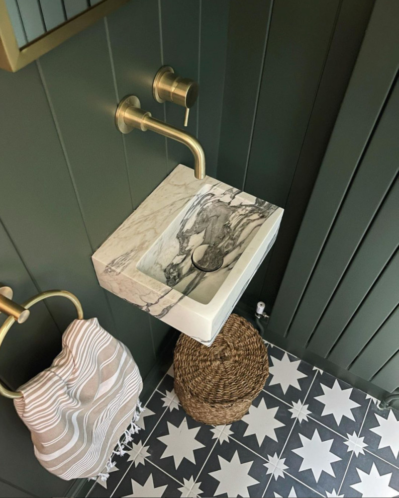 Свежая идея для дизайна: главная ванная комната в современном стиле с зеленой плиткой, открытым душем и тумбой под одну раковину - отличное фото интерьера