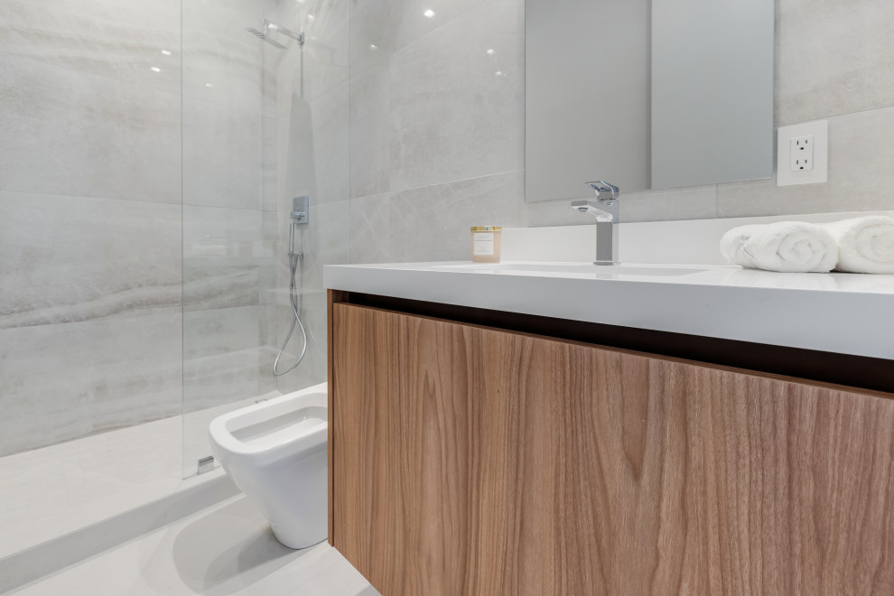 Aquavista Modern Bathroom Miami by LINEA STUDIO CESAR KITCHENS Houzz