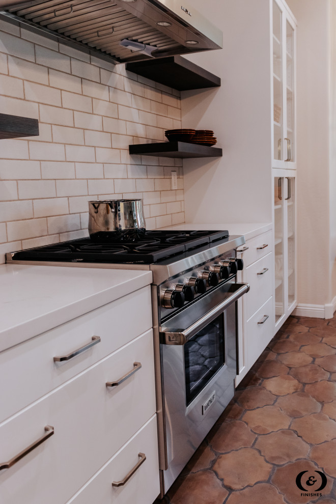 Transitional home design photo in Phoenix