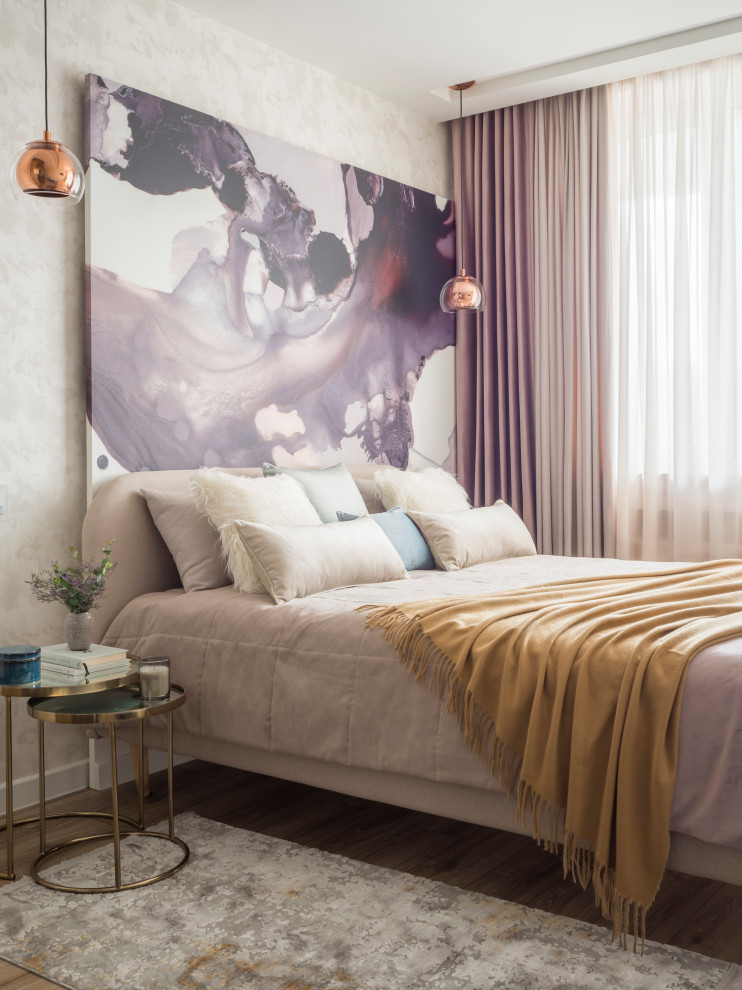 На фото: спальня в современном стиле с белыми стенами, паркетным полом среднего тона, коричневым полом и обоями на стенах с