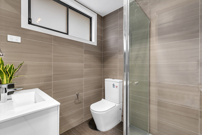 This is an example of a contemporary bathroom in Melbourne.