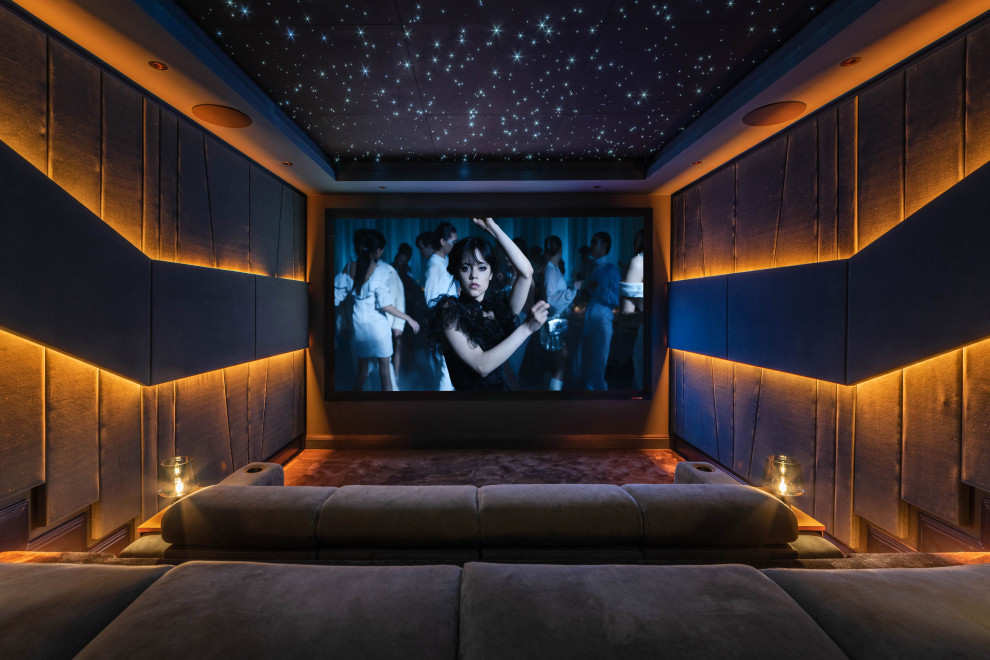 Идея дизайна: изолированный домашний кинотеатр среднего размера в современном стиле с серыми стенами, ковровым покрытием, проектором и серым полом
