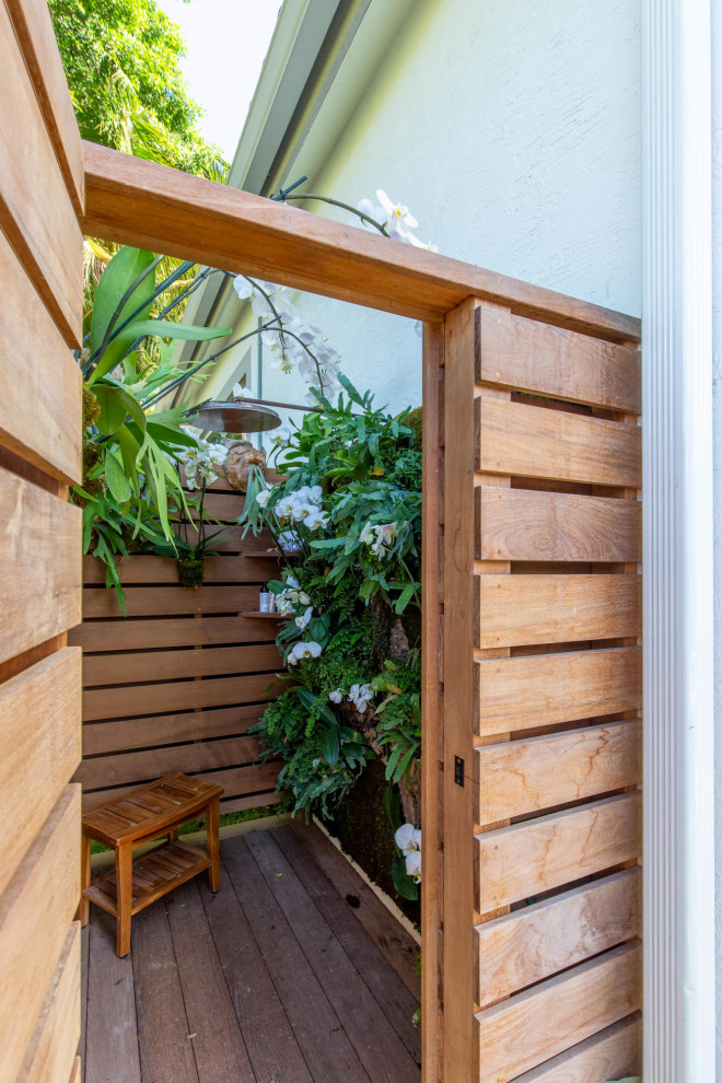 Foto di un piccolo patio o portico contemporaneo nel cortile laterale con un caminetto, pedane e nessuna copertura