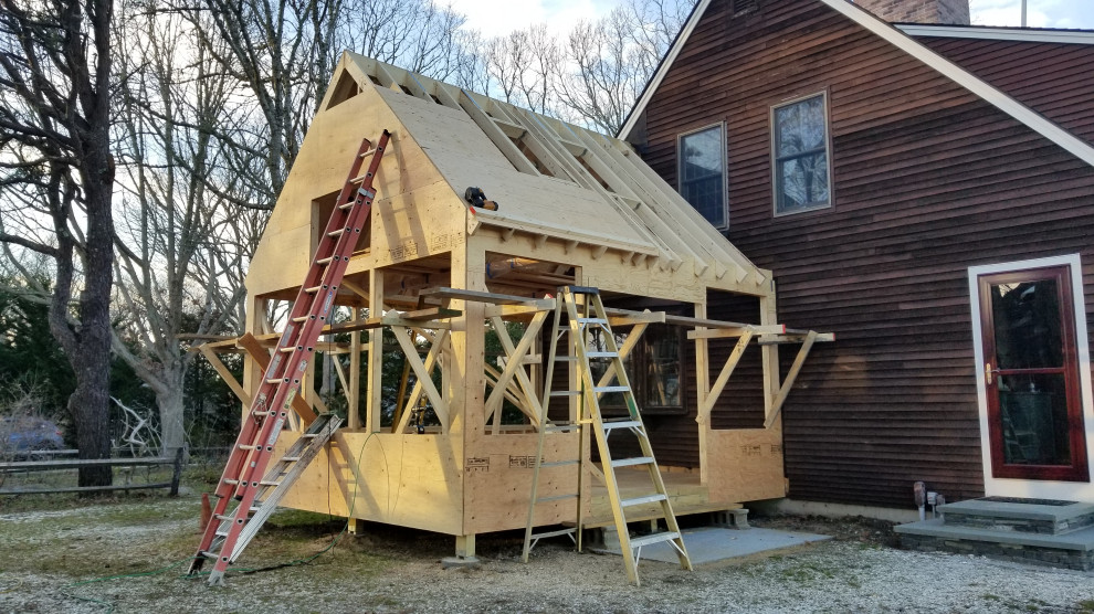 Example of a transitional home design design in Boston