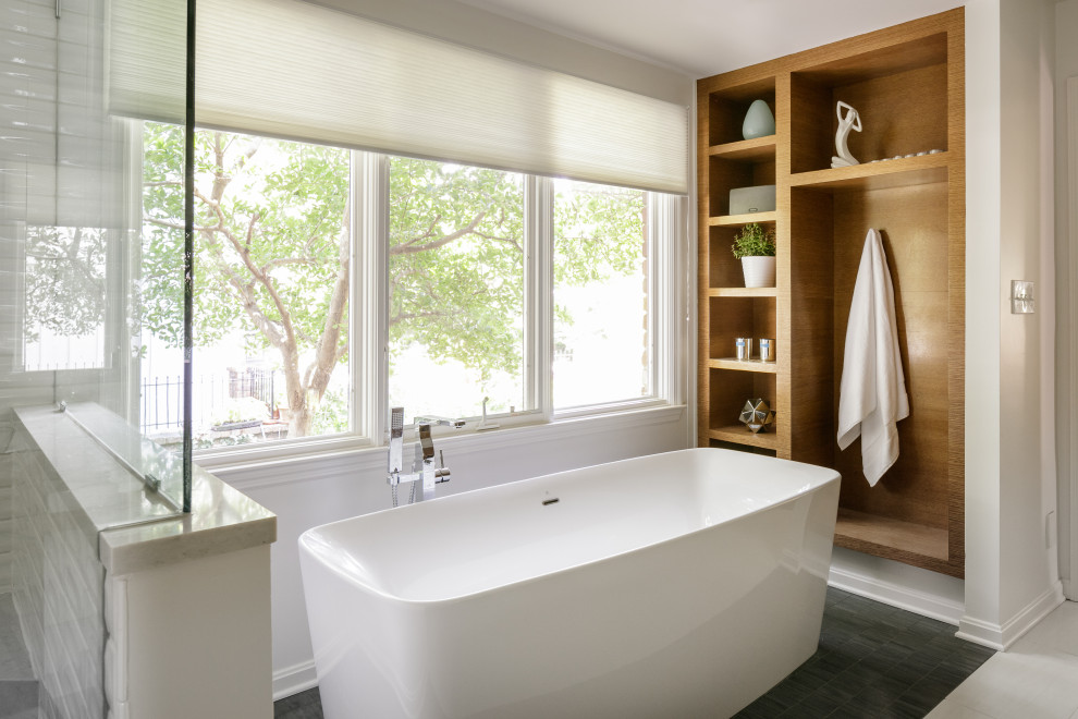 Mittelgroßes Mid-Century Badezimmer En Suite mit freistehender Badewanne, weißer Wandfarbe und Wandnische in Kansas City