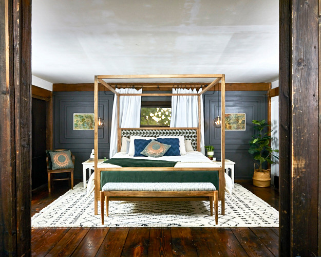 На фото: большая хозяйская спальня в стиле неоклассика (современная классика) с разноцветными стенами, темным паркетным полом, коричневым полом и панелями на части стены