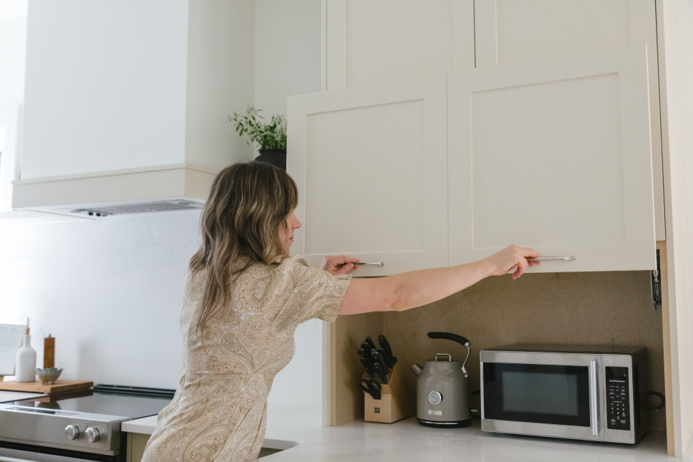 Kitchen - transitional kitchen idea in Vancouver