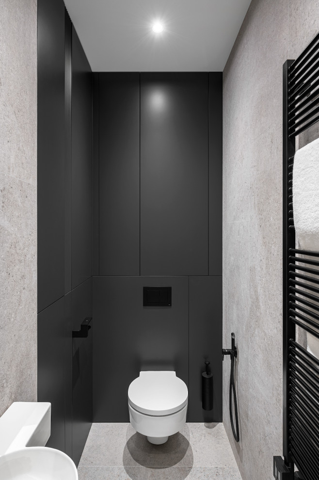 Пример оригинального дизайна: маленькая серо-белая ванная комната в современном стиле с плоскими фасадами, черными фасадами, инсталляцией, бежевой плиткой, керамической плиткой, бежевыми стенами, полом из керамогранита, душевой кабиной, подвесной раковиной, бежевым полом, белой столешницей, тумбой под одну раковину, подвесной тумбой, панелями на части стены и гигиеническим душем для на участке и в саду