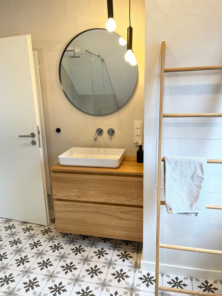 Idées déco pour une petite salle d'eau scandinave en bois clair avec un placard à porte plane, un mur gris, un sol en carrelage de céramique, une vasque, meuble simple vasque et meuble-lavabo suspendu.