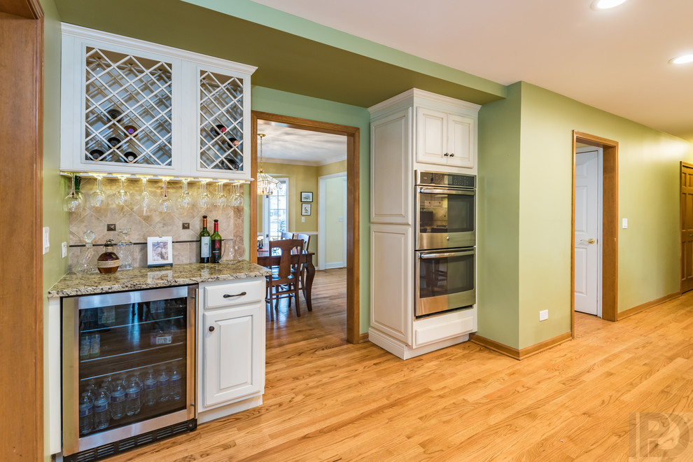 Example of a transitional kitchen design in Chicago