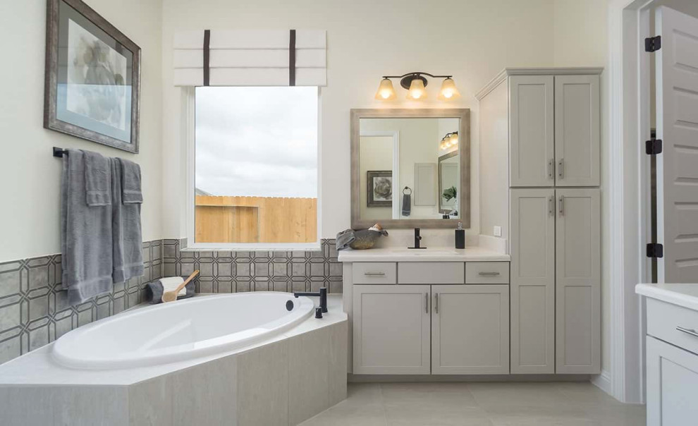 Inspiration för moderna vitt en-suite badrum, med ett hörnbadkar, en kantlös dusch, grå kakel, keramikplattor, cementgolv, ett integrerad handfat, grått golv, dusch med gångjärnsdörr, luckor med infälld panel och grå skåp