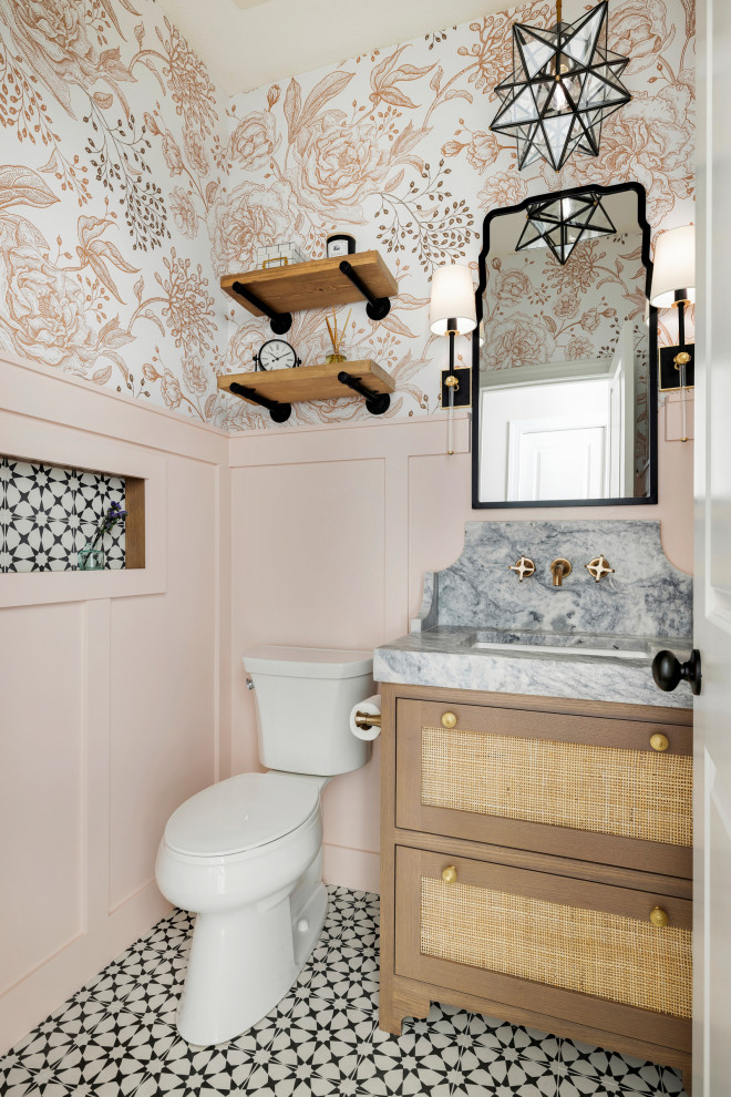 Пример оригинального дизайна: маленькая ванная комната с плоскими фасадами, коричневыми фасадами, раздельным унитазом, розовой плиткой, плиткой под дерево, розовыми стенами, мраморным полом, монолитной раковиной, столешницей из гранита, белым полом, серой столешницей, тумбой под одну раковину, напольной тумбой и обоями на стенах для на участке и в саду