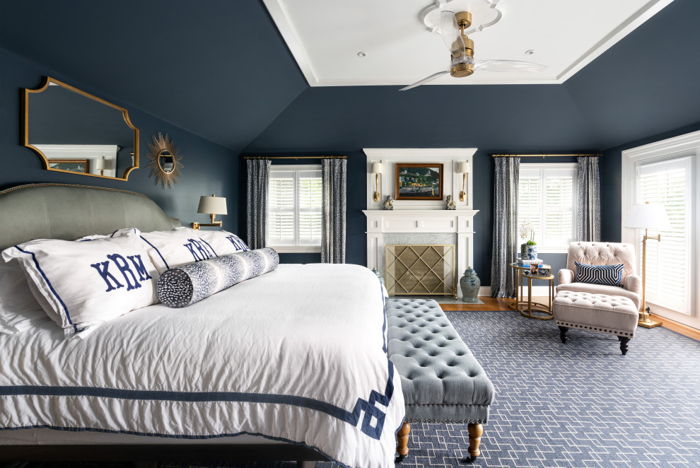 Пример оригинального дизайна: большая спальня с синими стенами, стандартным камином, фасадом камина из дерева и многоуровневым потолком