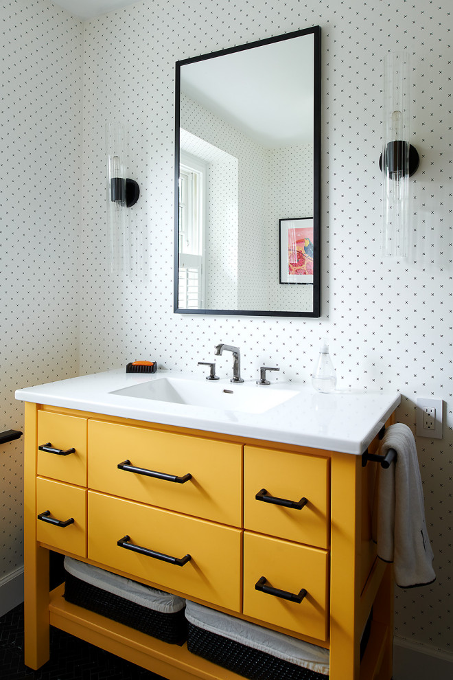 Идея дизайна: маленькая детская ванная комната в современном стиле с плоскими фасадами, желтыми фасадами, ванной в нише, душем над ванной, унитазом-моноблоком, белой плиткой, керамической плиткой, белыми стенами, полом из керамогранита, монолитной раковиной, черным полом, шторкой для ванной, белой столешницей, нишей, тумбой под одну раковину, напольной тумбой и обоями на стенах для на участке и в саду