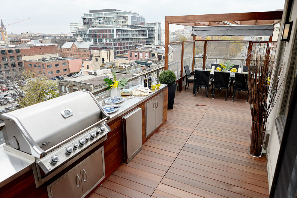 Photo of an expansive deck in Toronto.