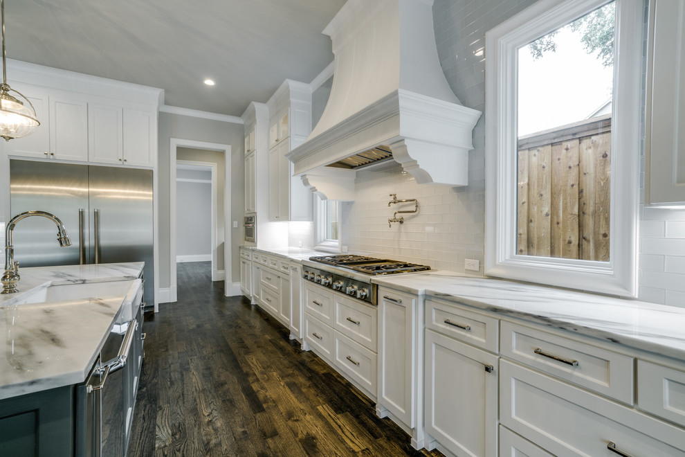 Transitional kitchen photo in Dallas