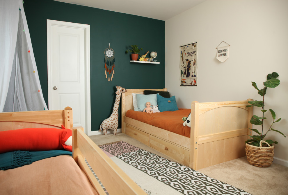 Foto på ett litet 60 tals könsneutralt småbarnsrum kombinerat med sovrum, med gröna väggar