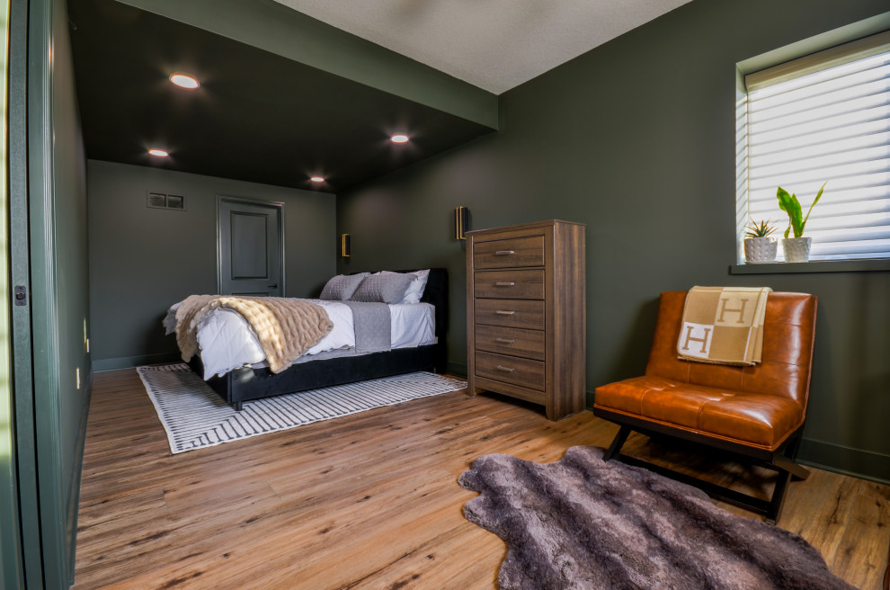 Пример оригинального дизайна: большая гостевая спальня (комната для гостей) в стиле модернизм с зелеными стенами и полом из винила