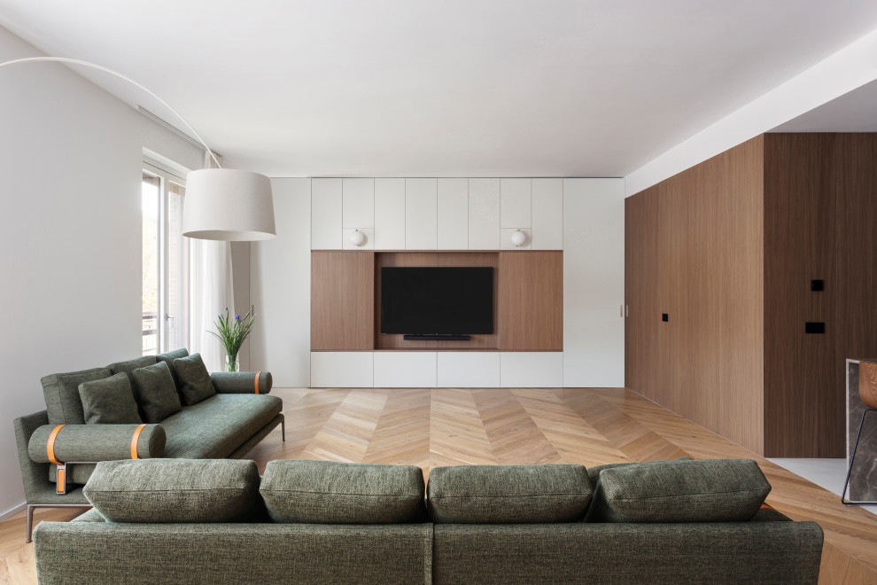 Idées déco pour un grand salon moderne ouvert avec un mur blanc, un sol en bois brun et du lambris.