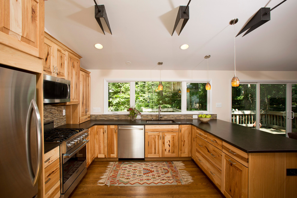 Mid-sized mountain style u-shaped eat-in kitchen photo with quartz countertops