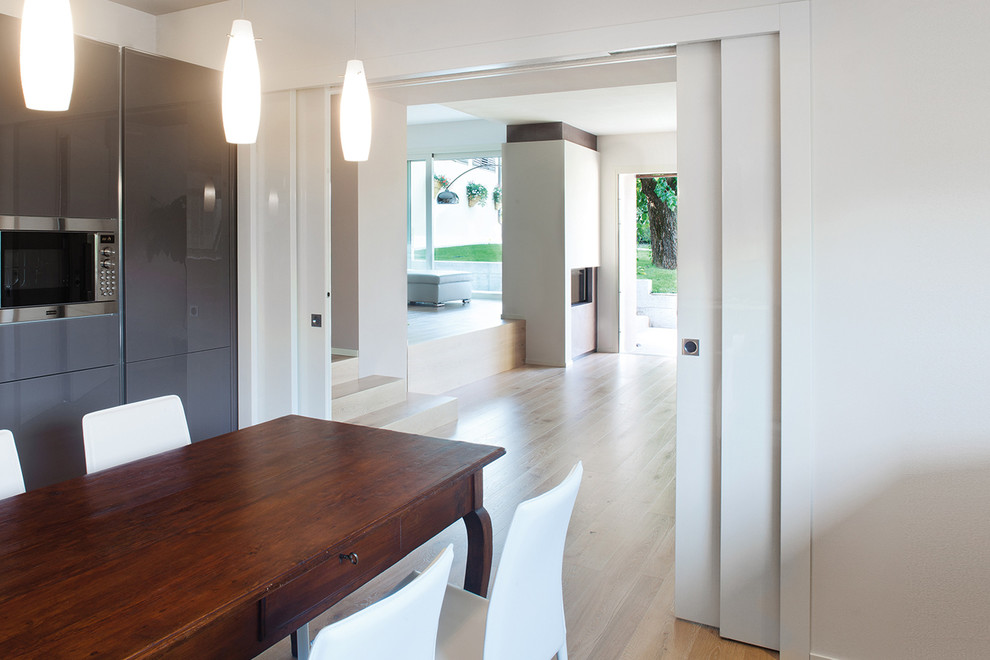 Design ideas for a modern family room in Brest.