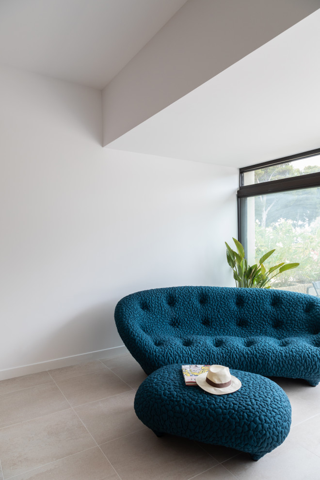 Idées déco pour salon mansardé ou avec mezzanine in bois With une bibliothèque ou un coin lecture, un sol en carrelage de céramique, aucune cheminée, un téléviseur fixé au mur and un sol beige.