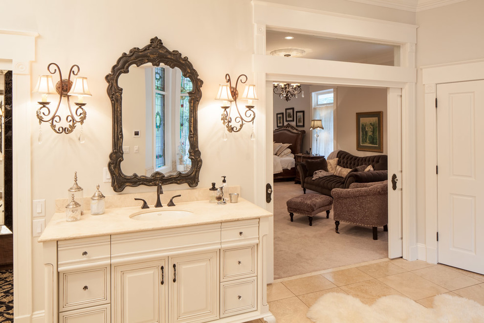 Idéer för att renovera ett stort vintage en-suite badrum, med luckor med profilerade fronter, vita skåp, ett platsbyggt badkar, en dusch i en alkov, beige kakel, porslinskakel, svarta väggar, klinkergolv i porslin, ett undermonterad handfat och bänkskiva i glas