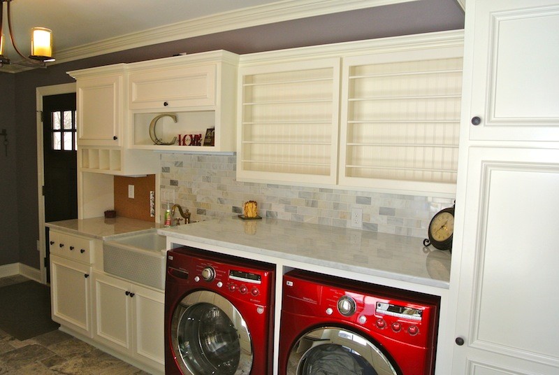 Photo of a contemporary laundry room in Milwaukee.