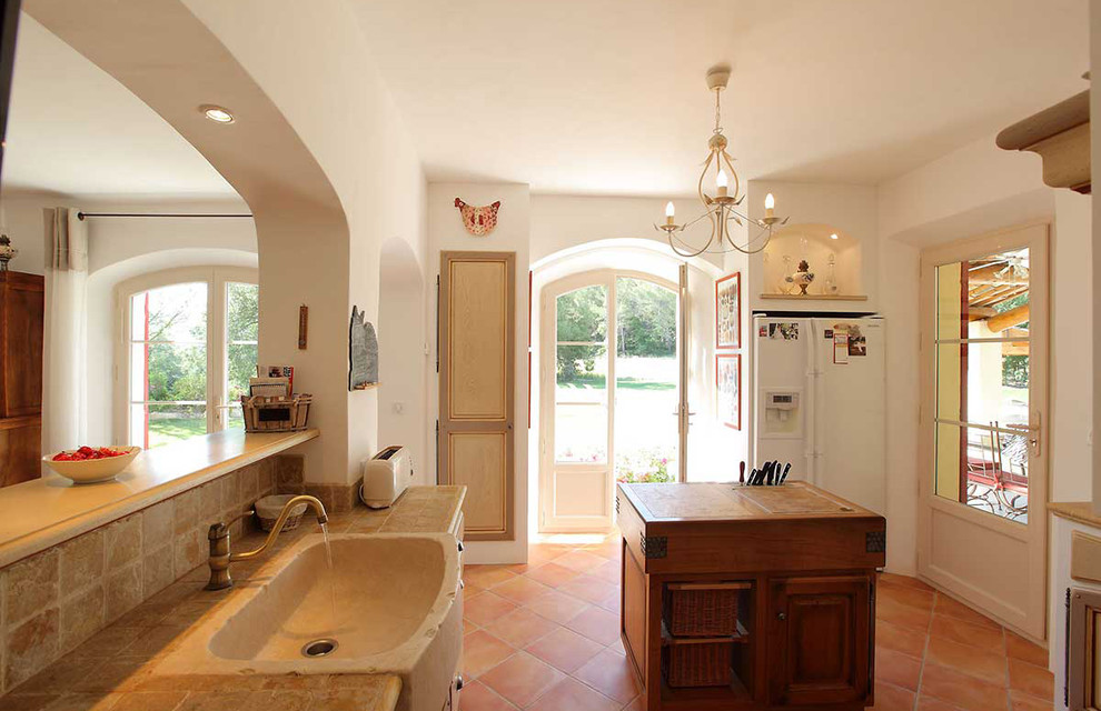 This is an example of a country kitchen in Marseille.
