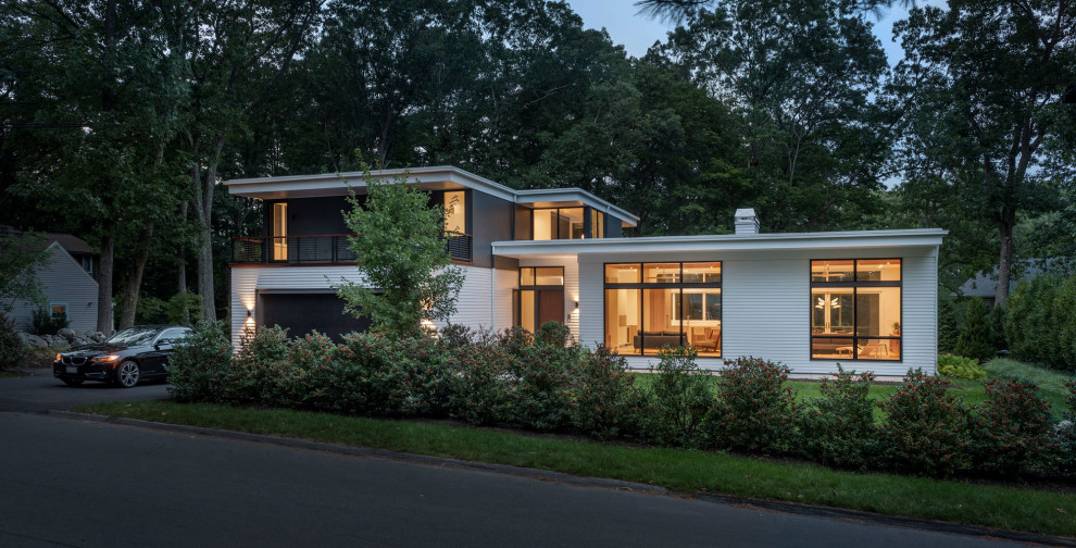 Cette image montre une façade de maison multicolore vintage de taille moyenne et à un étage avec un toit blanc.
