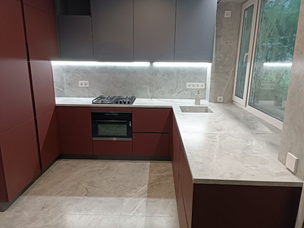 Кухня со столешницей из керамогранита и интегрированной мойкой