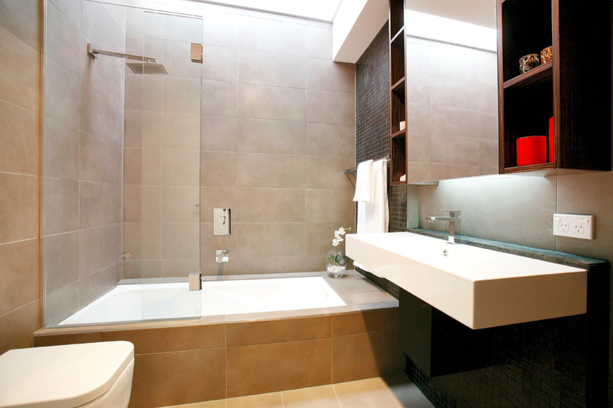 Photo of a contemporary bathroom in Melbourne.